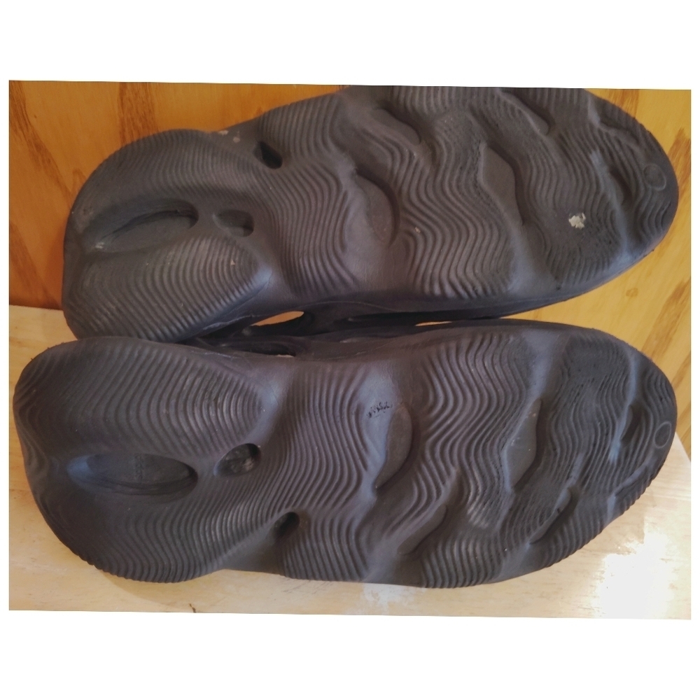 Adidas Mens Black Slip On Yeezy Foam Runner Size 9 - Picture 6 of 8